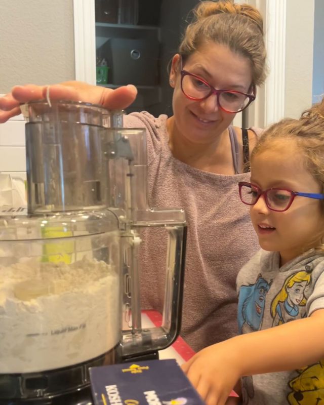 Lily & Sonja Makinga Pie Crust